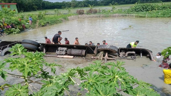 যাত্রীবাহী বাস নিয়ন্ত্রণ হারিয়ে পুকুরে, নিহত ১৭