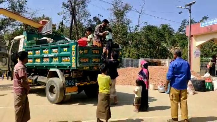 রোহিঙ্গাদের তুমব্রু থেকে সরিয়ে নেওয়া হচ্ছে